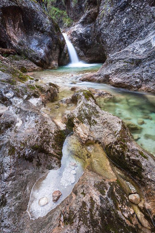 Una cascada en la Almbachklamm en la región de Berchtesgaden