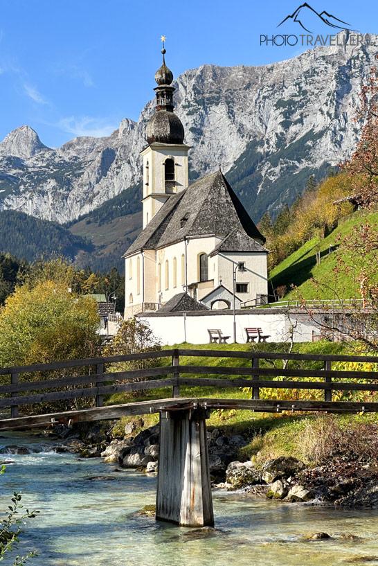 La vista de la iglesia de San Sebastián con las montañas en la región de Berchtesgaden