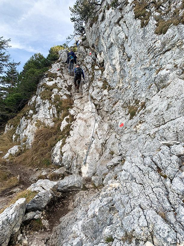 Randonneur sur le via ferrata vers le Kofel
