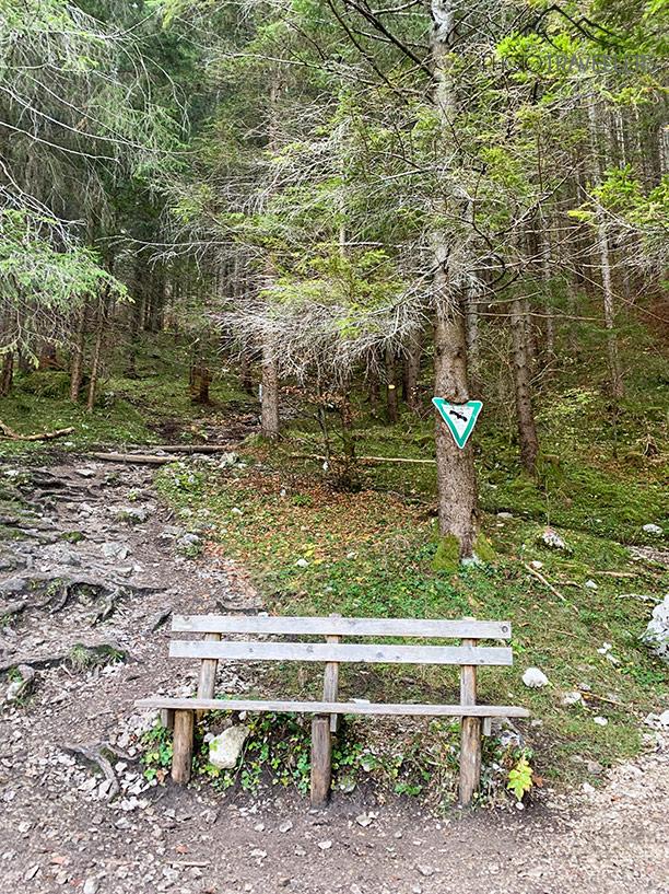 Un banc au bord du chemin