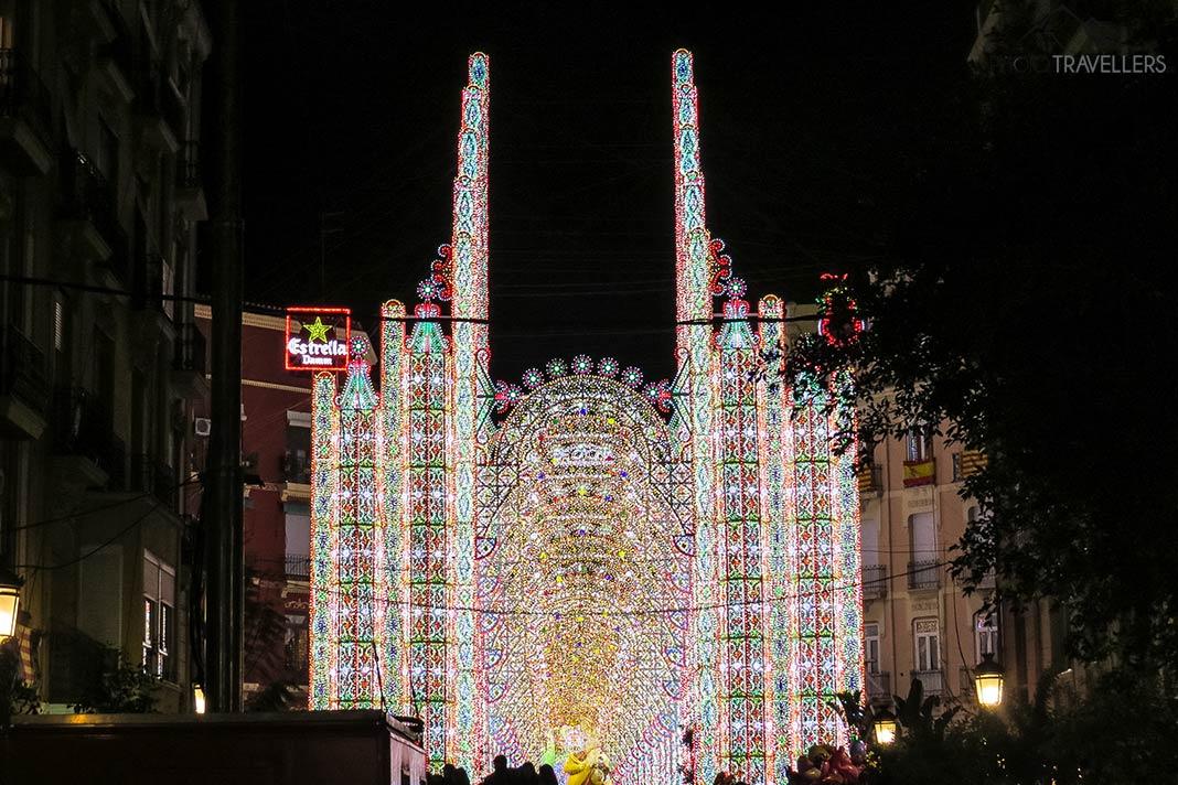 Una instalación de luz durante las Fallas en Valencia
