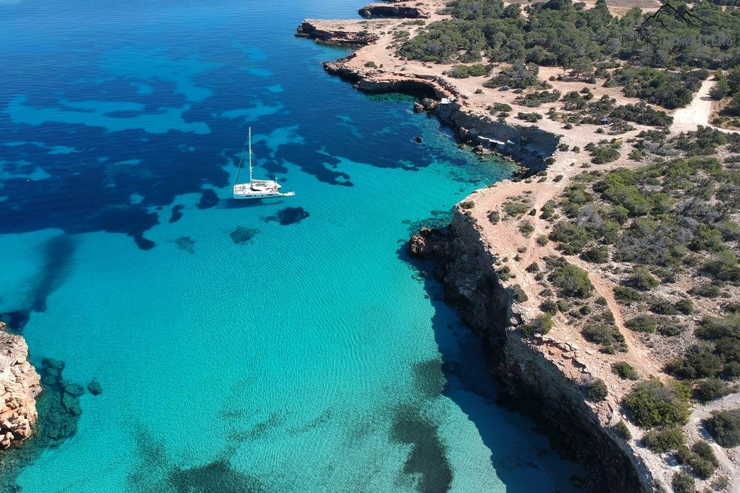Velero en el mar frente a Ibiza