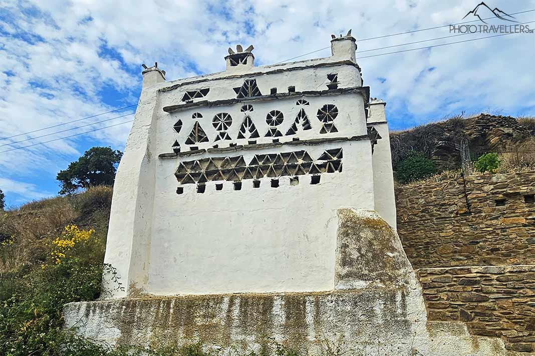 Caractéristique d'une maison traditionnelle pour pigeons à Tinos est sa façade blanche avec des ornements foncés