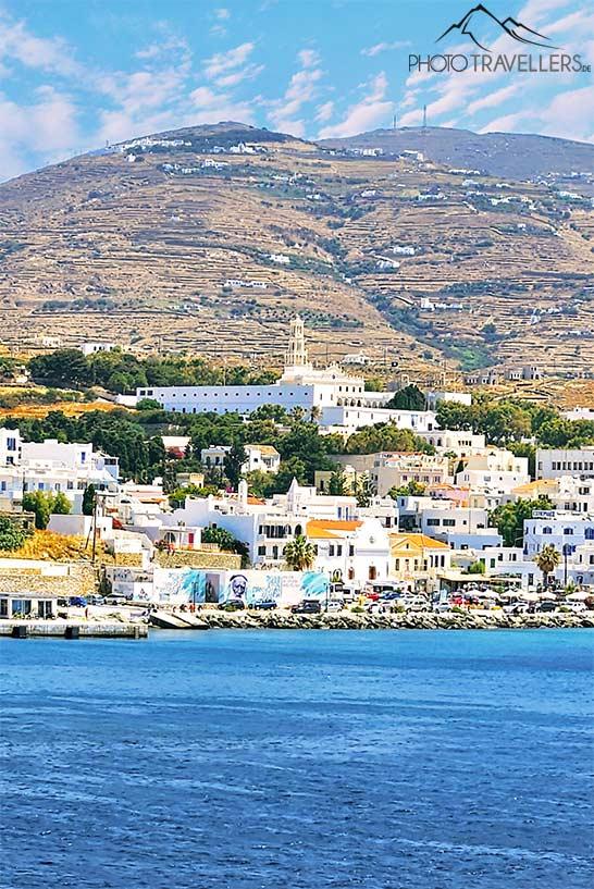 L'église de pèlerinage Panagia Evangelistria surplombe les maisons blanches de la Chora de Tinos
