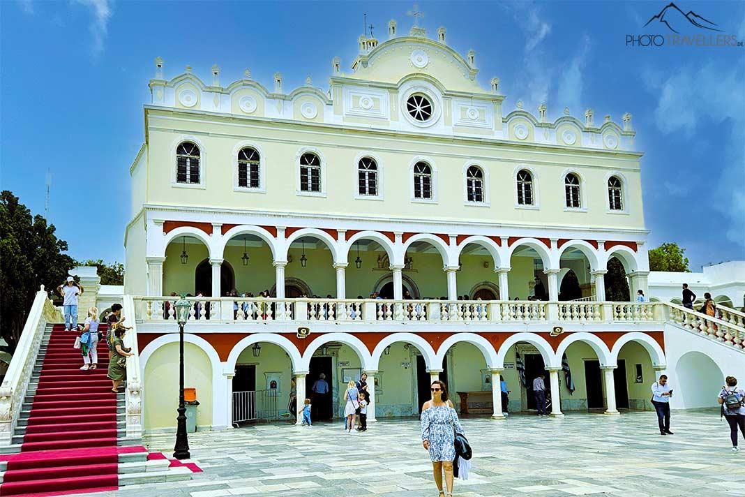 La façade lumineuse de la Panagia Evangelistria dans la Chora de Tinos, ornée de nombreuses colonnes arches
