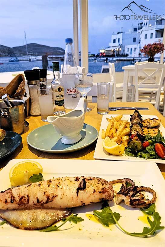 Un calmar grillé et d'autres plats sont disposés dans un restaurant au bord de la mer