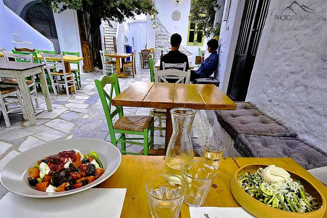 Deux assiettes de plats grecs sont dressées sur les tables d'une taverne à Kampos