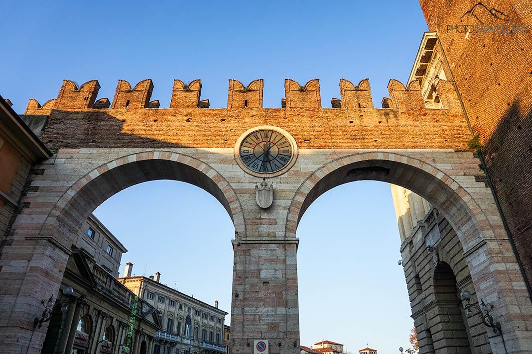 La conocida puerta de la ciudad con reloj - Portoni della Bra - en Verona