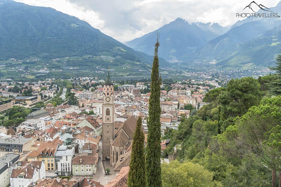 Vista de Merano con las montañas de fondo