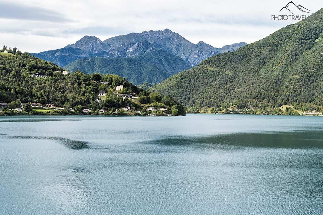 Vista sobre el Lago de Ledro en Italia por la tarde