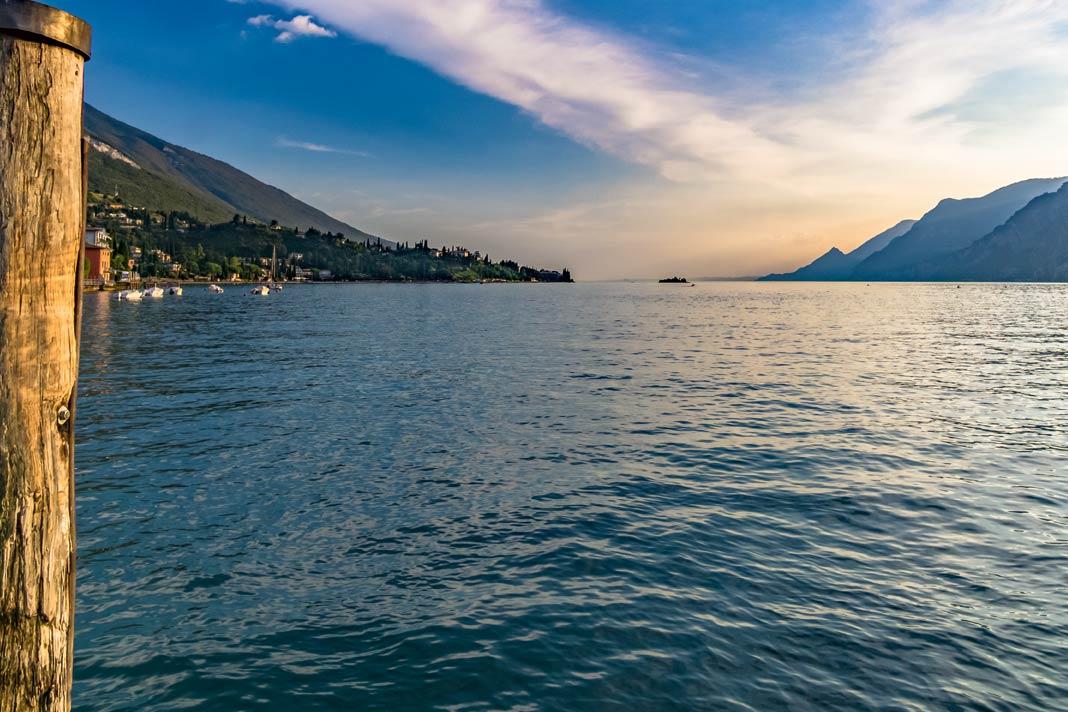 Vista sobre el Lago de Idro en Italia por la tarde
