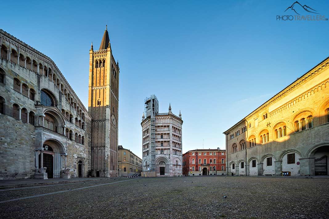 La vista sobre la Catedral de Parma con el Baptisterio a la luz del atardecer