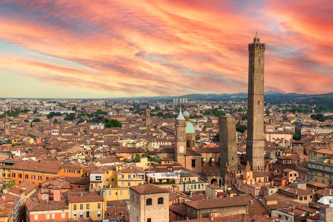 Vista de Bolonia con sus torres familiares al atardecer