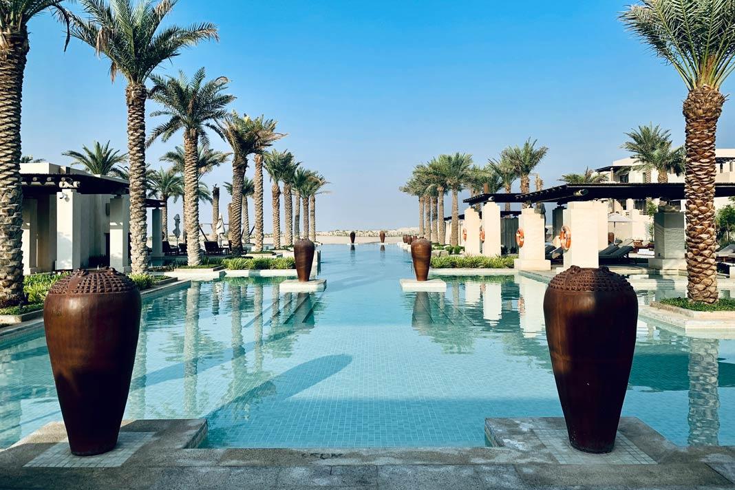El Abu Dhabi Al Wathba Desert Resort con gran piscina