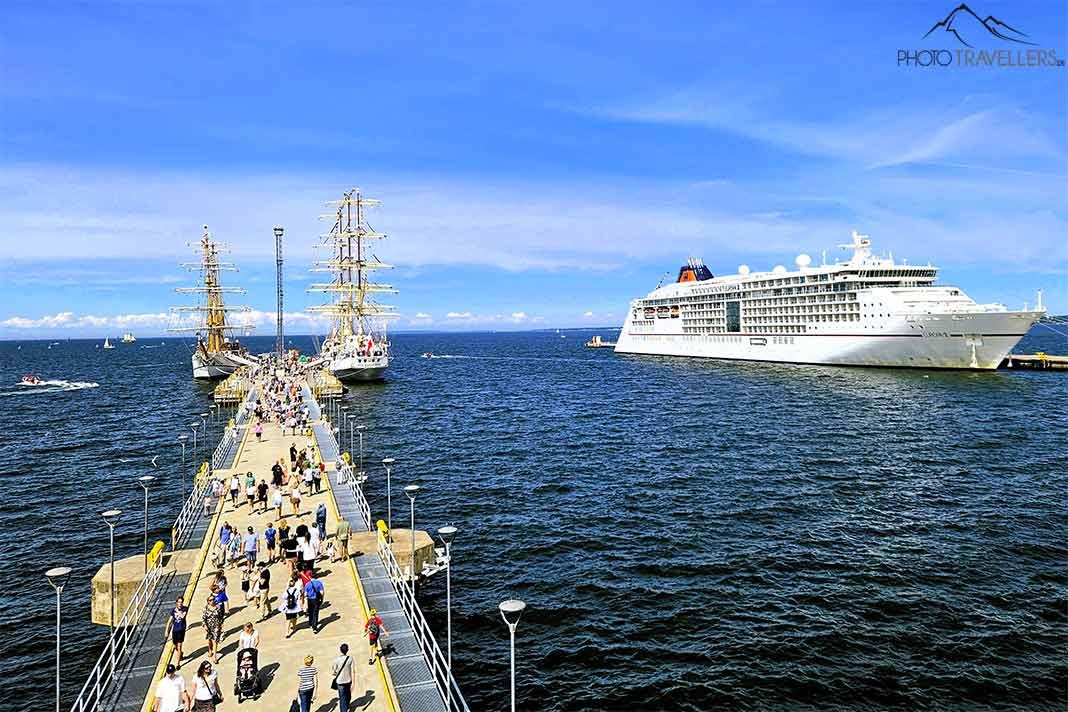 Deux grands voiliers à un quai dans le port de Tallinn, à côté d'un grand paquebot