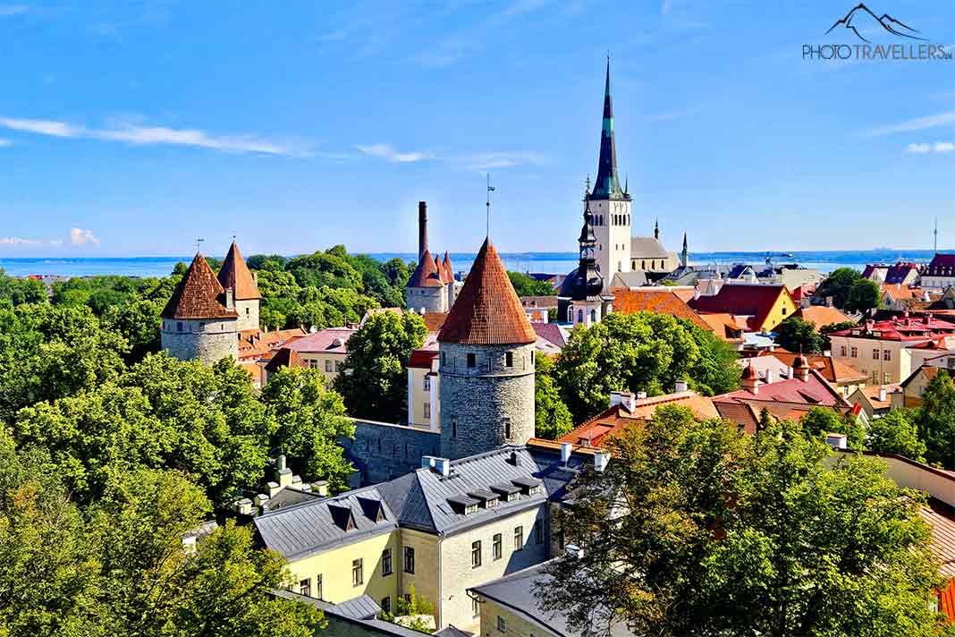 Depuis le Dôme de Tallinn, il y a une vue magnifique sur la vieille ville avec ses tours de fortification