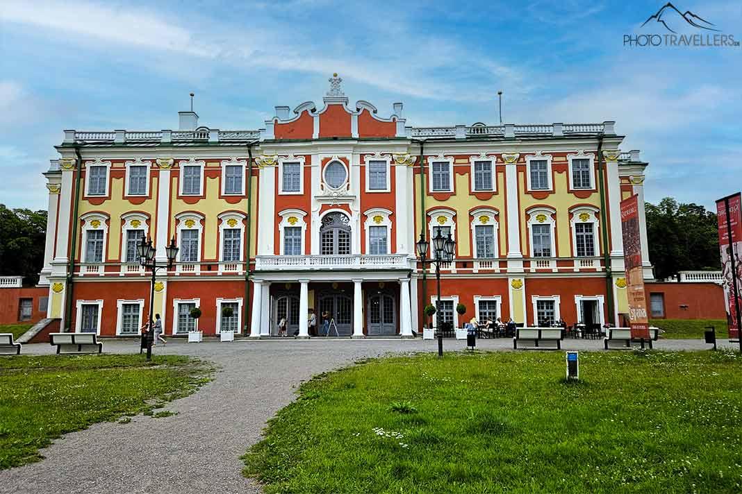Le château baroque de Katharinental avec sa façade baroque rouge et jaune