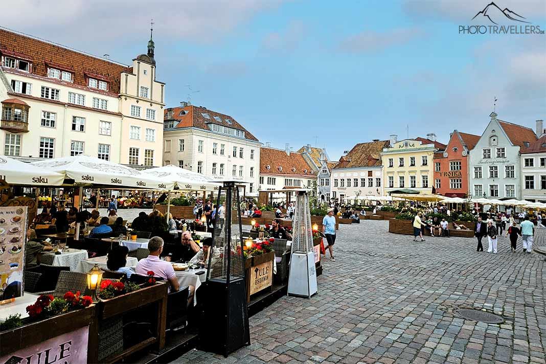 La place pavée de l'Hôtel de Ville de Tallinn avec ses nombreux cafés