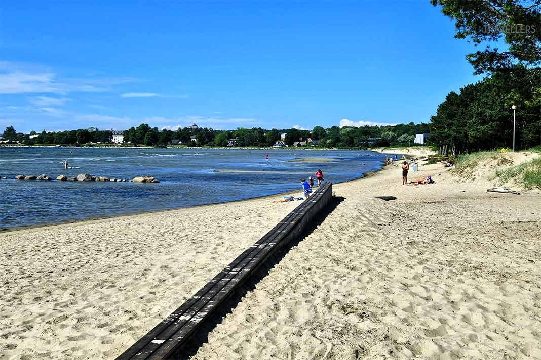 Des baigneurs sur la plage de sable blanc de Stroomi à Tallinn