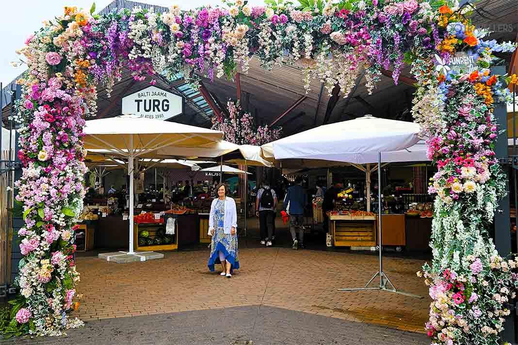 La décoration florale orne l'entrée du marché Baltijaama à Tallinn