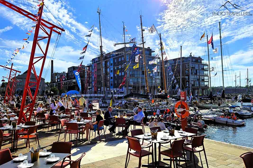 Des clients dans un café au port de plaisance de Tallinn Noblessner