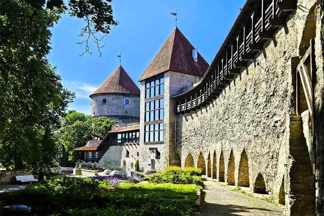 Le jardin du roi danois sur les remparts de Tallinn avec les tours