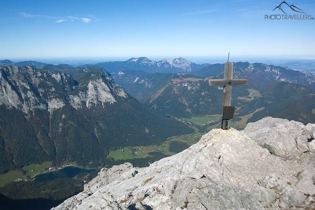 A cruz do pico Schärtenspitze com vista para Hintersee