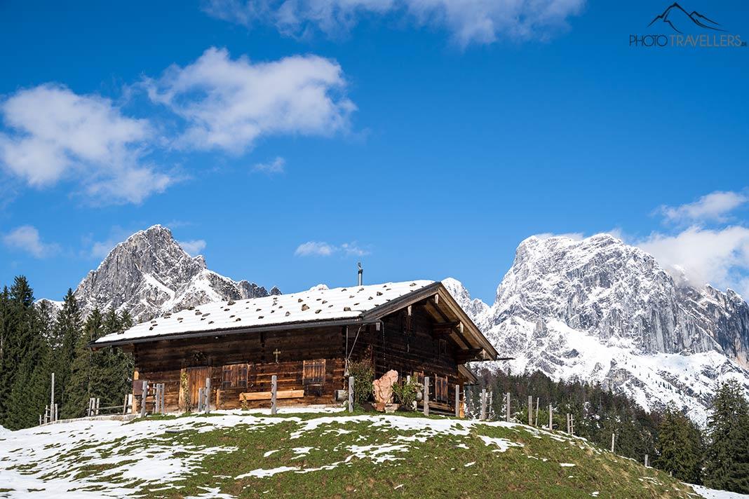 Uma cabana na Litzalm com montanhas ao fundo