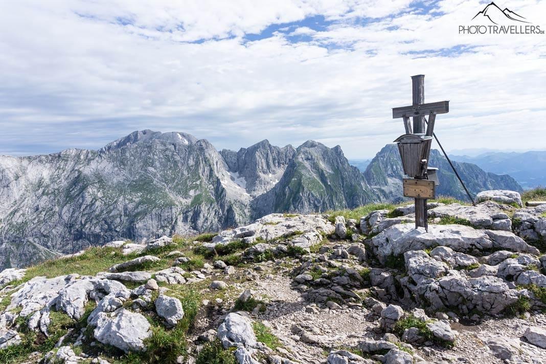 Cruz no pico do Schneibstein com vista para as montanhas de Berchtesgaden