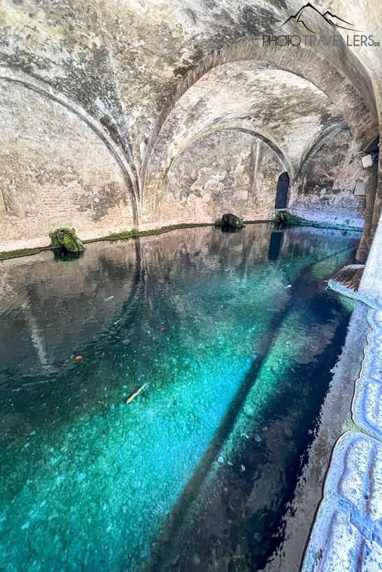 La fontaine Fontebranda avec son eau turquoise