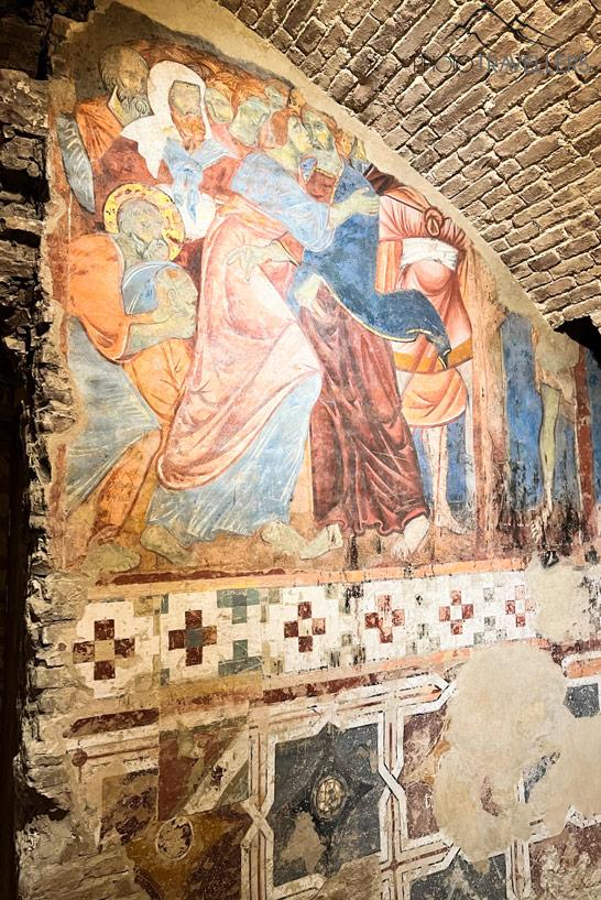 Des peintures murales uniques dans la crypte de Sienne
