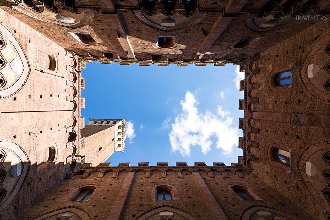 Vue depuis la cour du Palazzo Pubblico vers le ciel