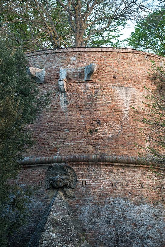 Les puissants murs de la Fortezza Medicea à Sienne