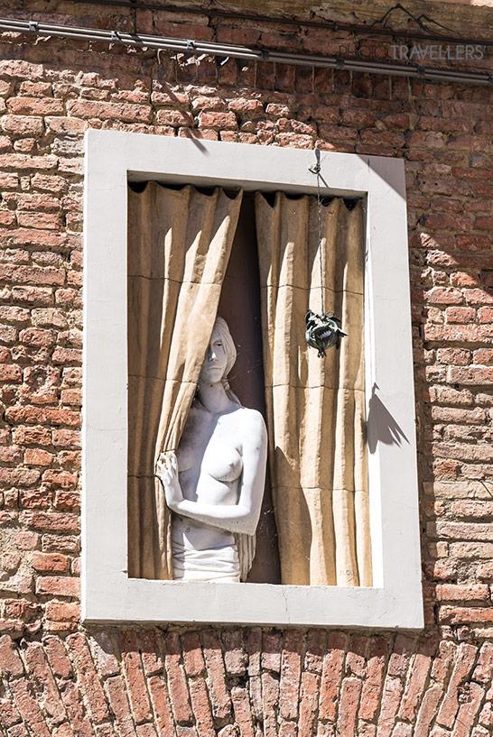 La Dama Ignuda sur un mur à Sienne