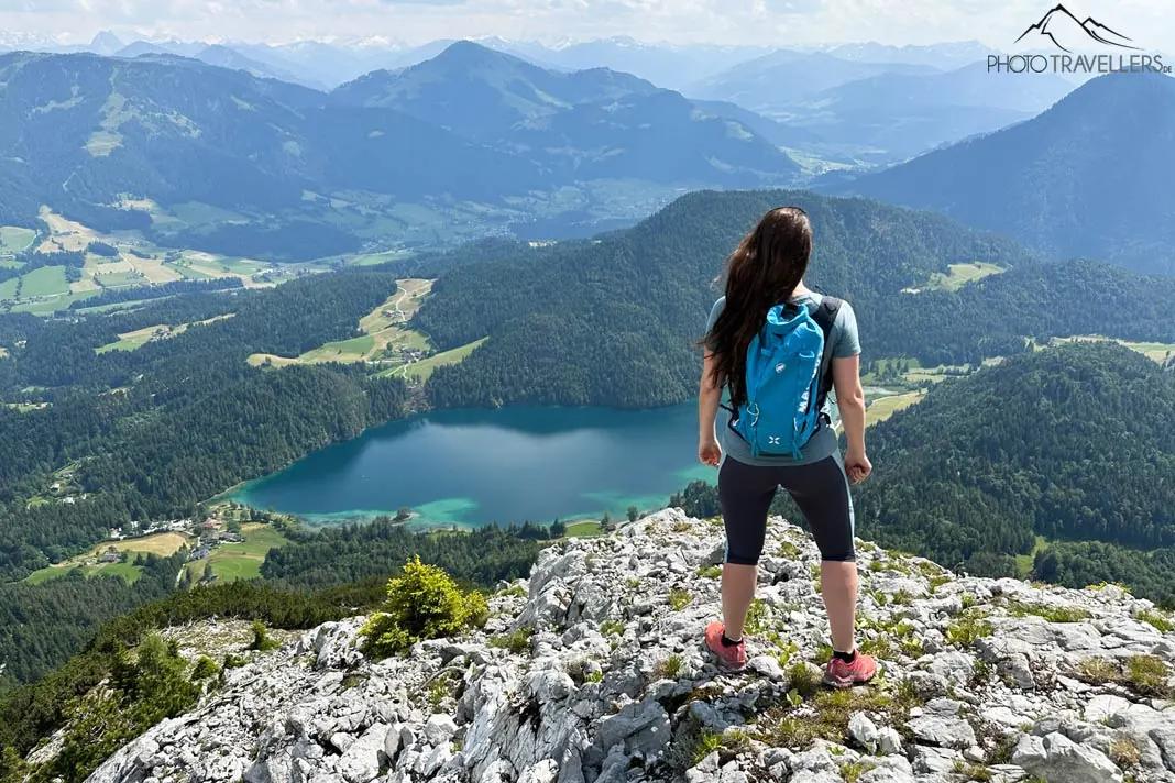 La journaliste de voyage Biggi Bauer au Zettenkaiserkopf avec vue sur le lac Hintersteiner