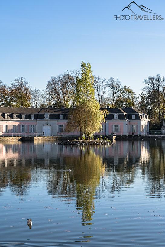 O Palácio Benrath com lago