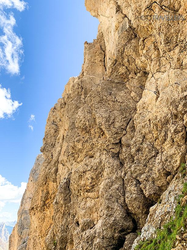 Paredes com corda de segurança na via ferrata