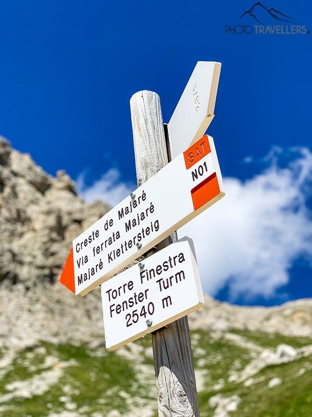 Uma placa de sinalização para a via ferrata Masaré
