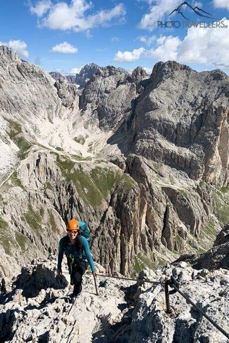 Blogueira de viagem Biggi Bauer na Via Ferrata Rotwand nas Dolomitas