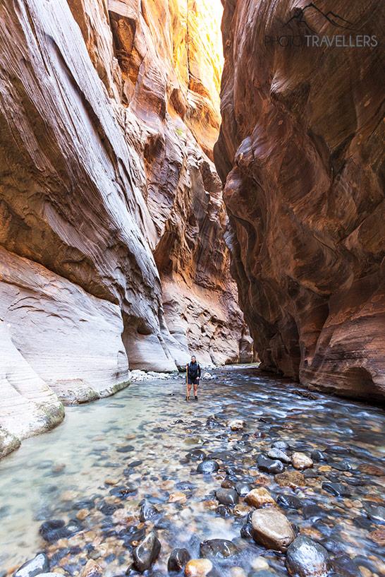 Blogueuse de voyage Biggi Bauer dans le Virgin River dans les Narrows, avec les parois abruptes de chaque côté