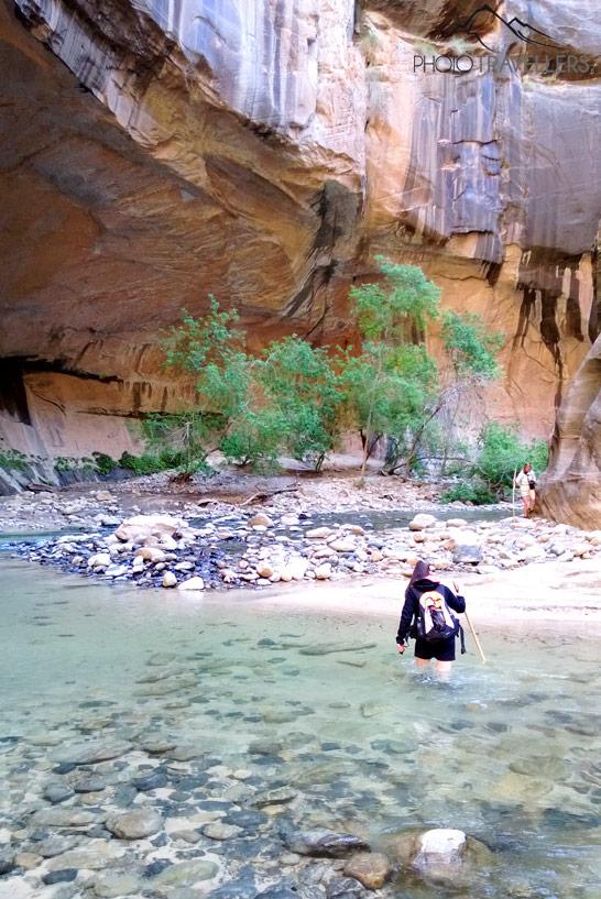 Blogueuse de voyage Biggi Bauer marche à travers l'eau du Virgin River dans les Narrows