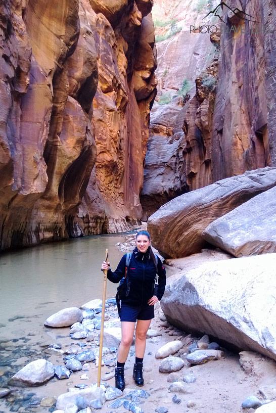 Blogueuse de voyage Biggi Bauer pose dans les Narrows