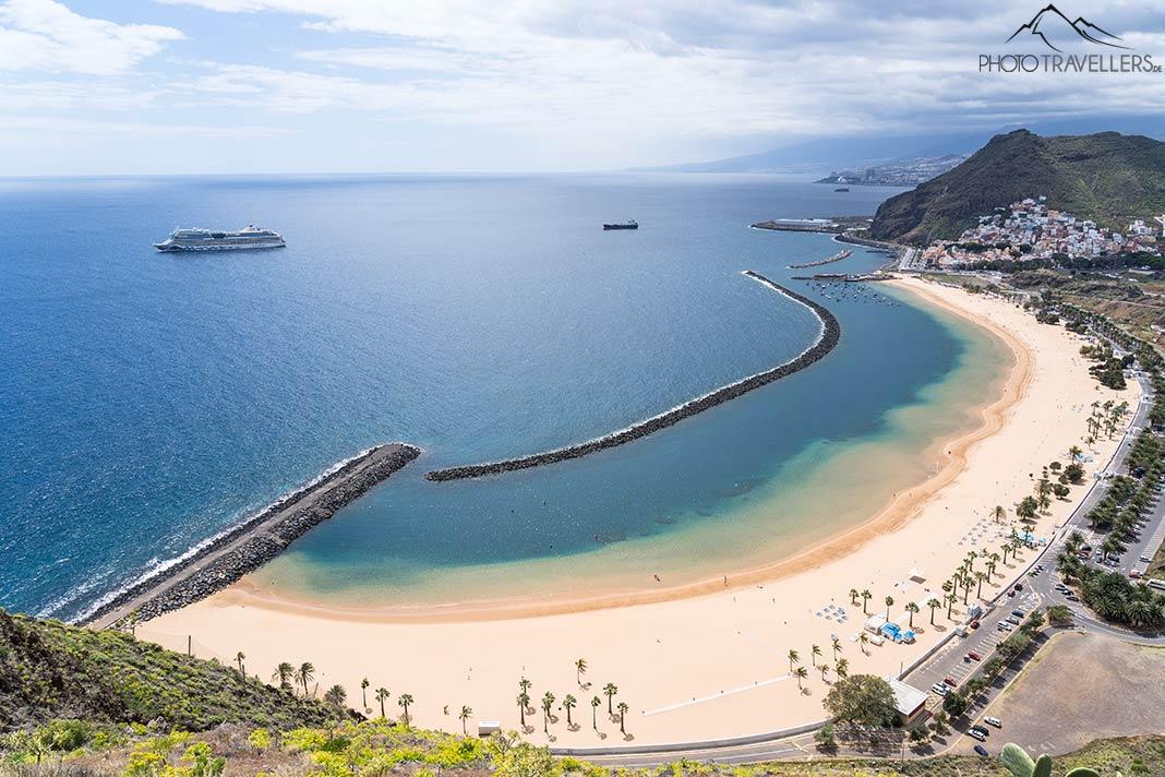 Vue depuis le point de vue sur la populaire Playa de las Teresitas