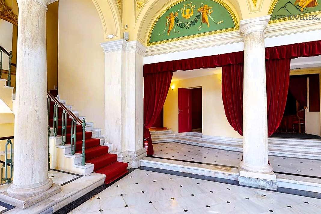 Des voûtes lumineuses, des rideaux rouge velours et des géométries claires caractérisent le hall du Théâtre Apollon