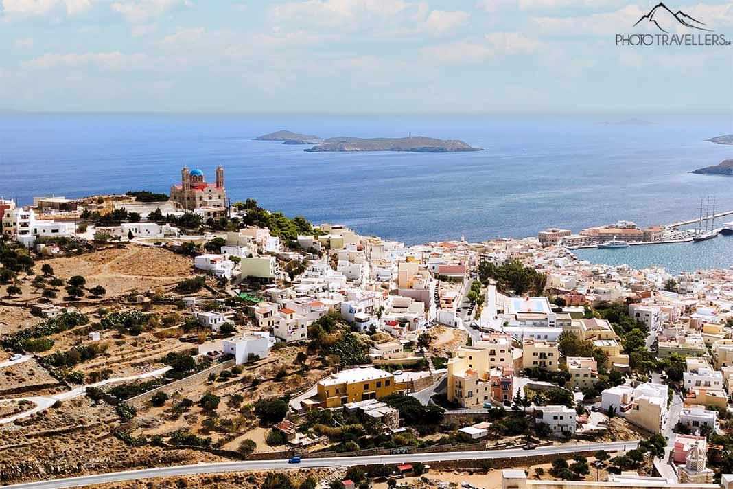 L'église Agios Georgios avec la coupole bleue se dresse au-dessus des maisons blanches d'Ano Syros