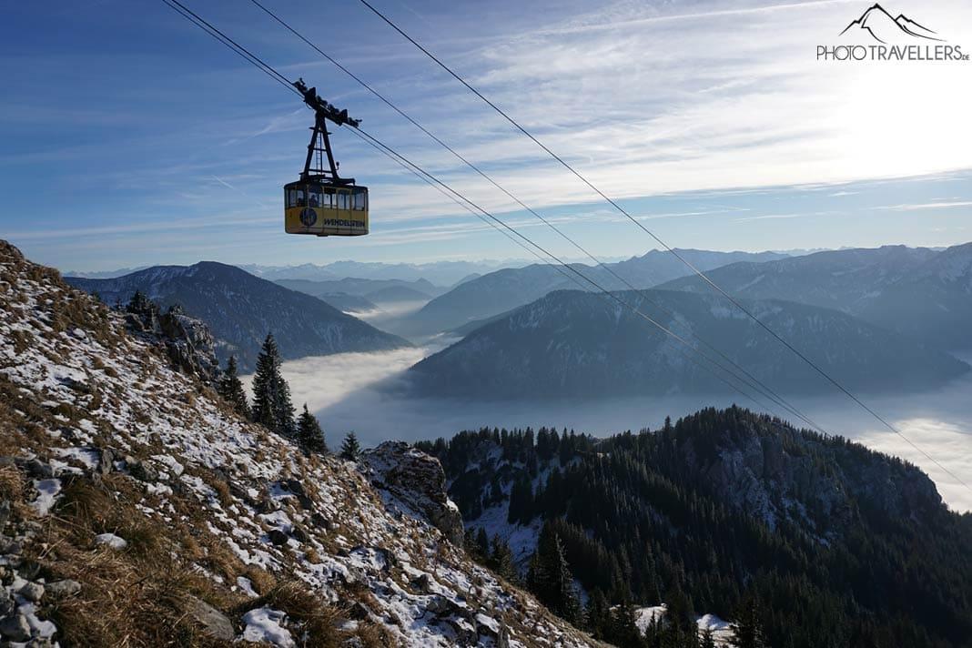 O gôndola amarela do teleférico Wendelstein, com montanhas ao fundo