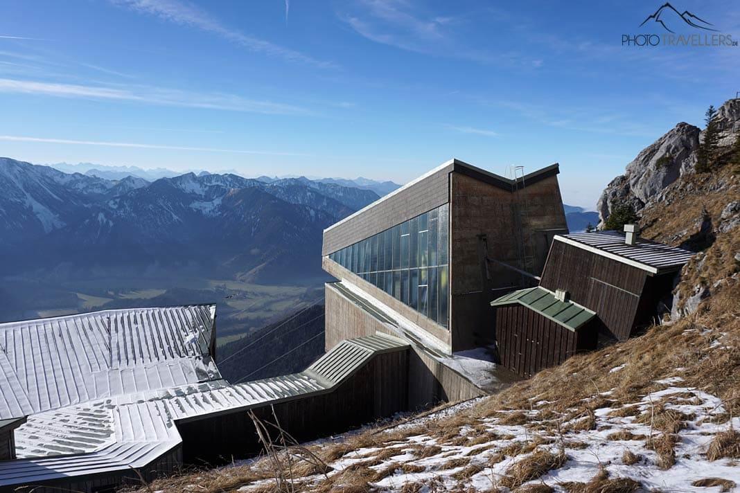 A moderna estação de montanha do teleférico no Wendelstein