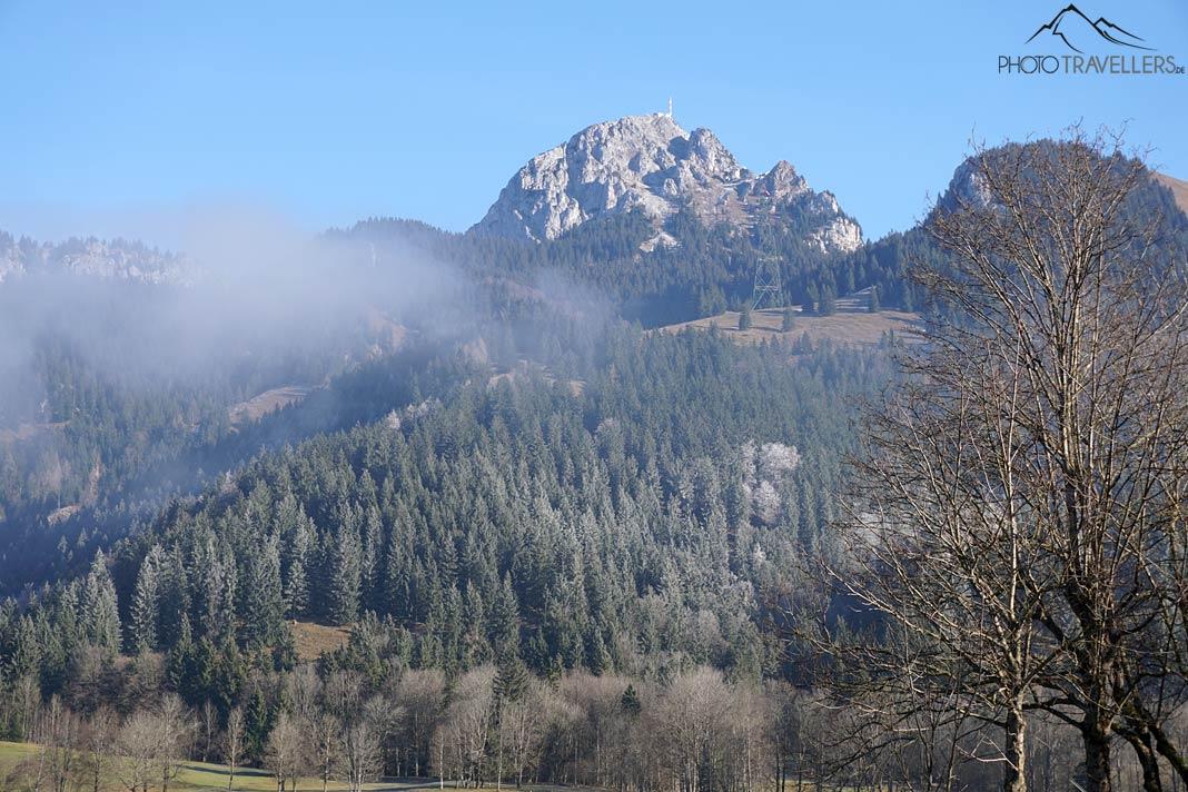 A vista do vale para o Wendelstein, que ainda está um pouco encoberto pela névoa