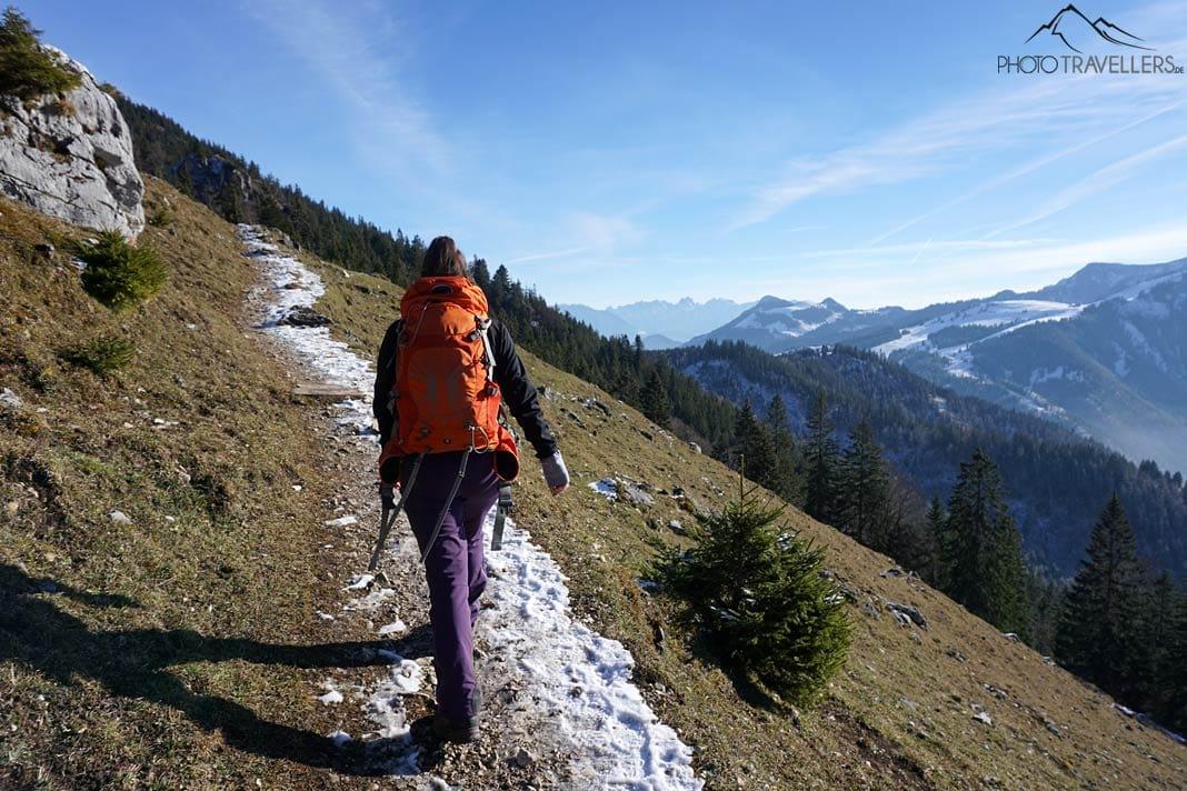 A influenciadora de viagens Biggi Bauer em uma trilha em direção ao Wendelstein