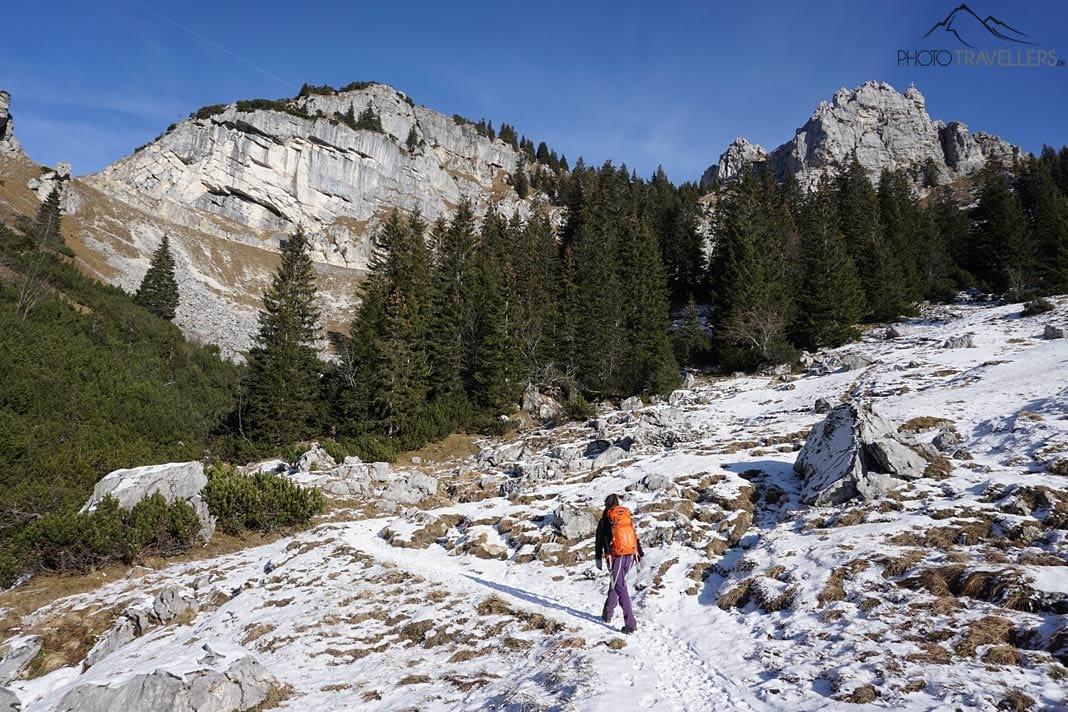 A influenciadora de viagens Biggi Bauer caminhando pelo Caminho Rei Maximiliano em direção ao Wendelstein